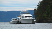 Yacht ADVANTAGE -  At Anchor